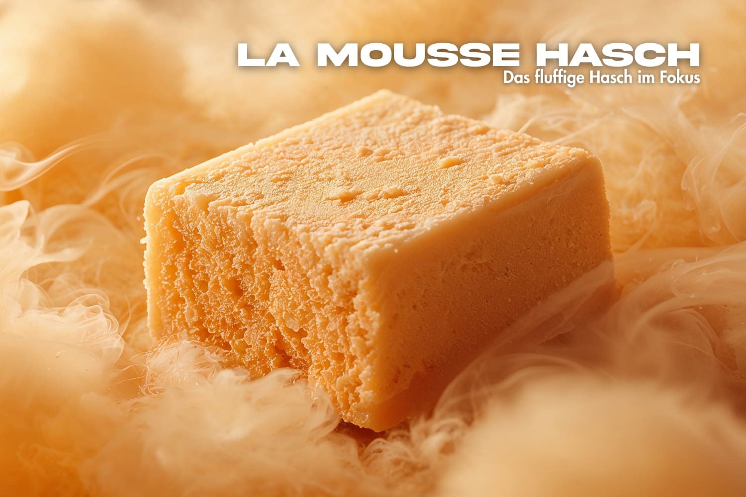 La Mousse Hash Block in Nahaufnahme – hellgoldenes, fluffiges Hasch mit feiner, cremiger Struktur. Umgeben von leichtem Nebel und weicher Beleuchtung, die die luftige Konsistenz und Premium-Qualität betont.