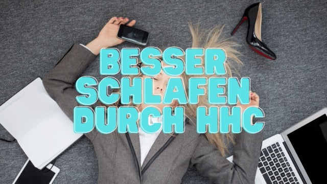 Eine Frau die mit ihren Kleidern auf dem Boden eingeschlafen ist. Es liegen die Arbeitsgeräte um sie herum und in der mitte ist eine Überschrift "Besser Schlafen durch HHC"