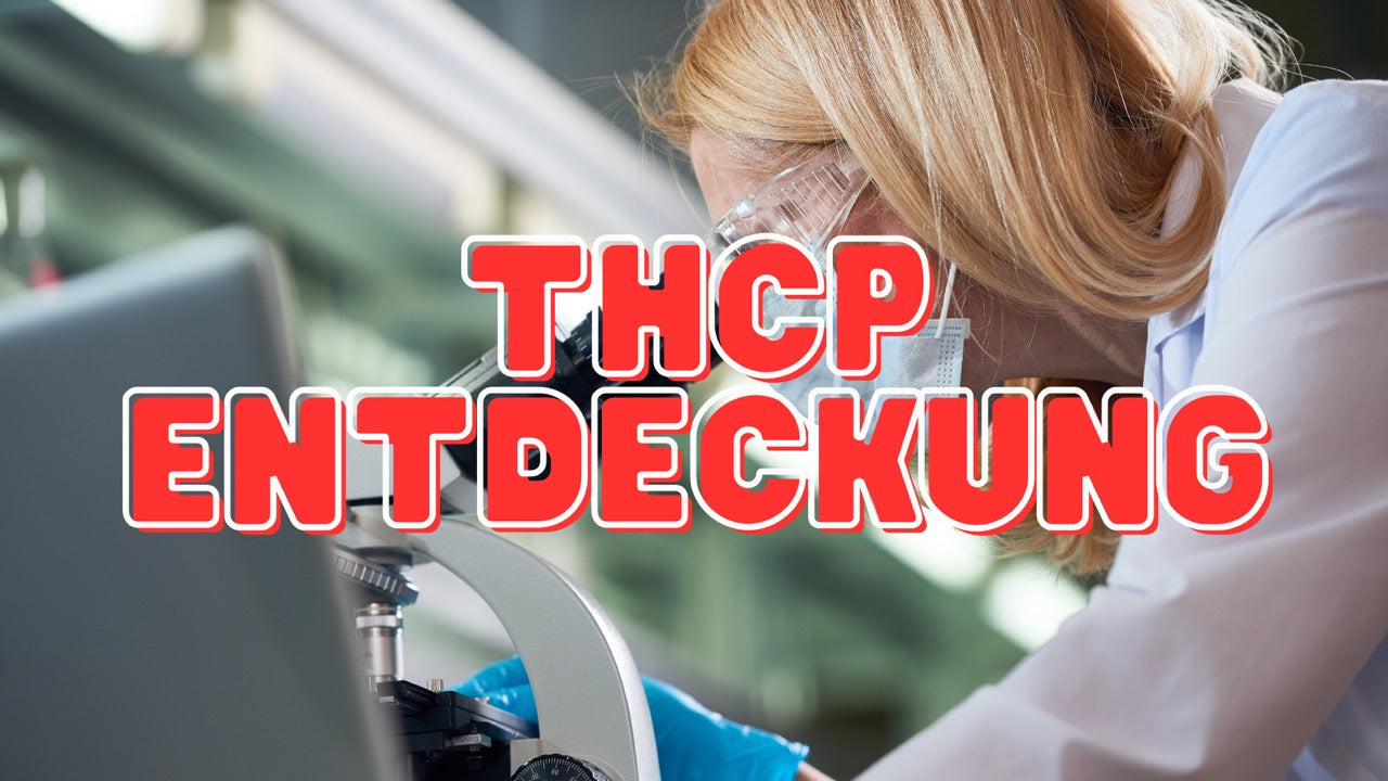Eine Labor-Forscherin, die durch ein Mikroskop schaut. Die Bildüberschrift ist rot und schreibt: THCP Entdeckung.