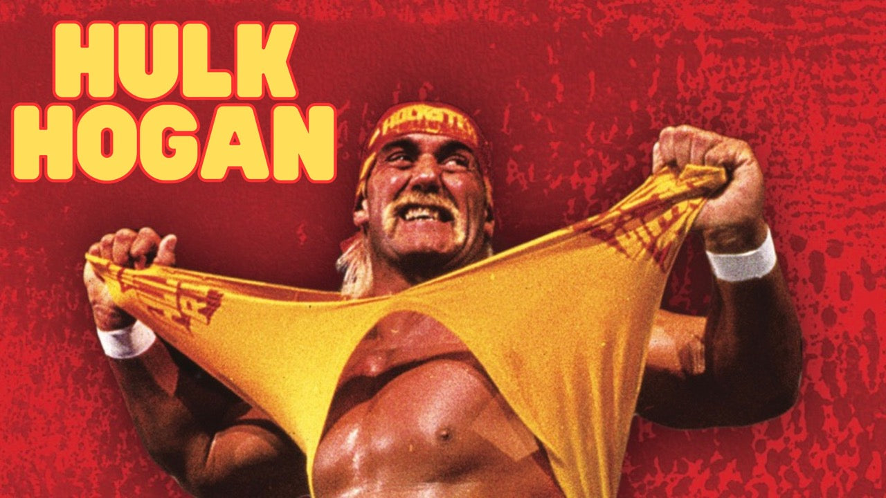 Hulk Hogan wie er sein gelbes T-Shirt zerreißt. Der Hintergrund ist rot und die Bildüberschrift links oben ist Gelb und schreibt: Hulk Hogan