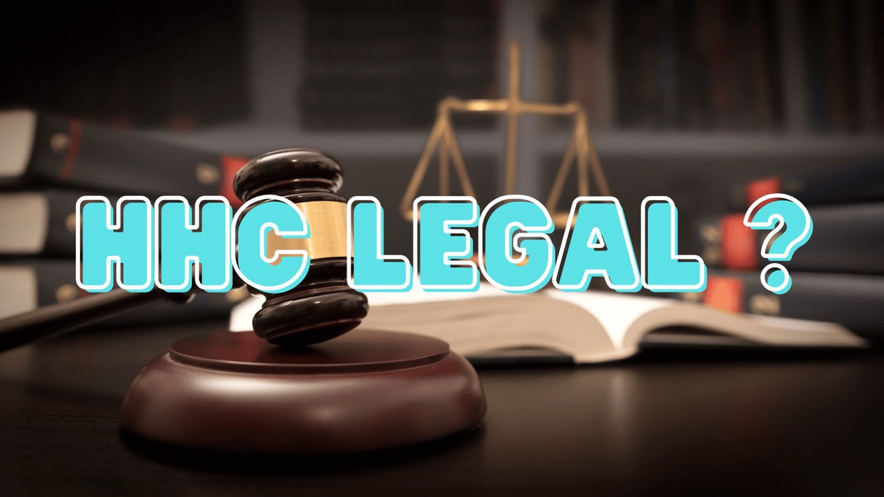 Ein Tisch von einem Richter mit einem Richterhammer. Bildüberschrift ist türkis und schreibt: HHC legal ?